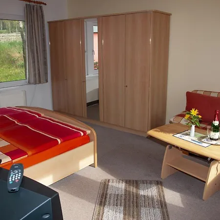 Doppelzimmer-mit-gemeinschaftsbad-fuer-2-personen-auf-ruegen-h3zi4 *