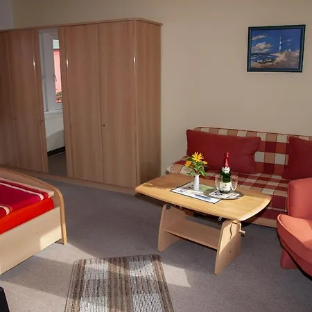 Doppelzimmer-mit-gemeinschaftsbad-fuer-2-personen-auf-ruegen-h3zi4 *